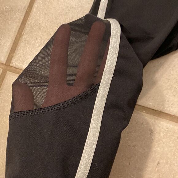 Victoria’s Secret Victoria Sport Medium Knockout Sheer Side Panels Leggings - Picture 3 of 9